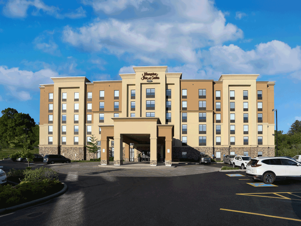 Hampton Inn & Suites outside of building