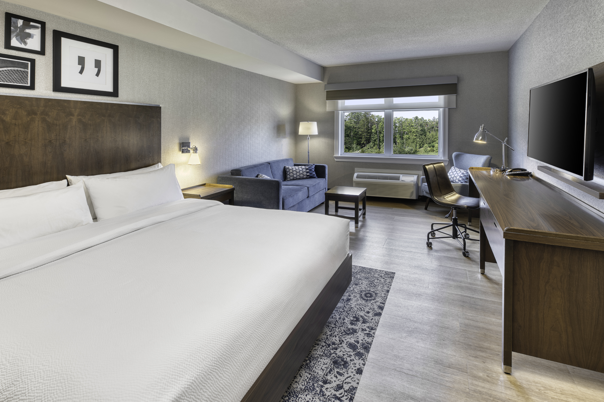 Four Points by Sheraton King Room with sofa